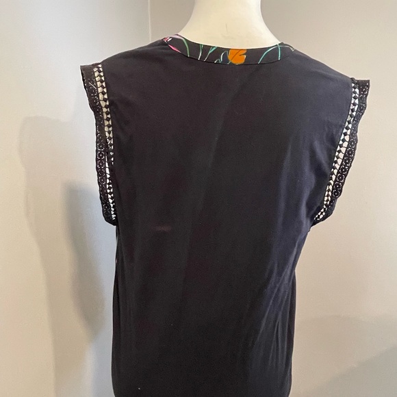 Sleeveless women’s floral blouse - Picture 4 of 5